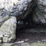 Sulla destra si apre anche un passaggio naturale tra le rocce che permette l�accesso a una spiaggetta completamente ricoperta di alghe